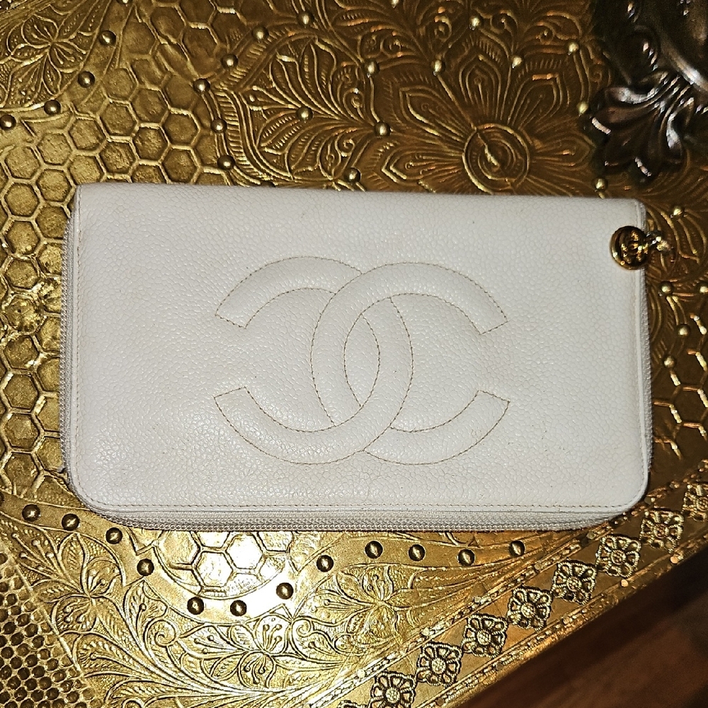 Chanel White Timeless/Classique Leather Wallet - Picture 4 of 13